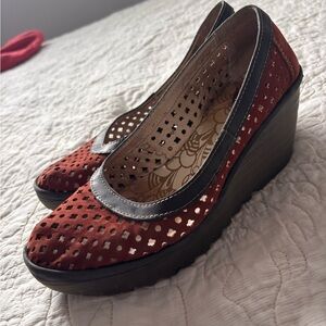 Fly London Women's Stylish Rust and Black Flats